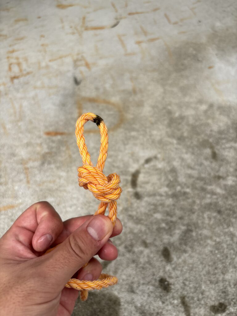 底撒きペットのロープに10mごとに作った水深確認用の結び目。
