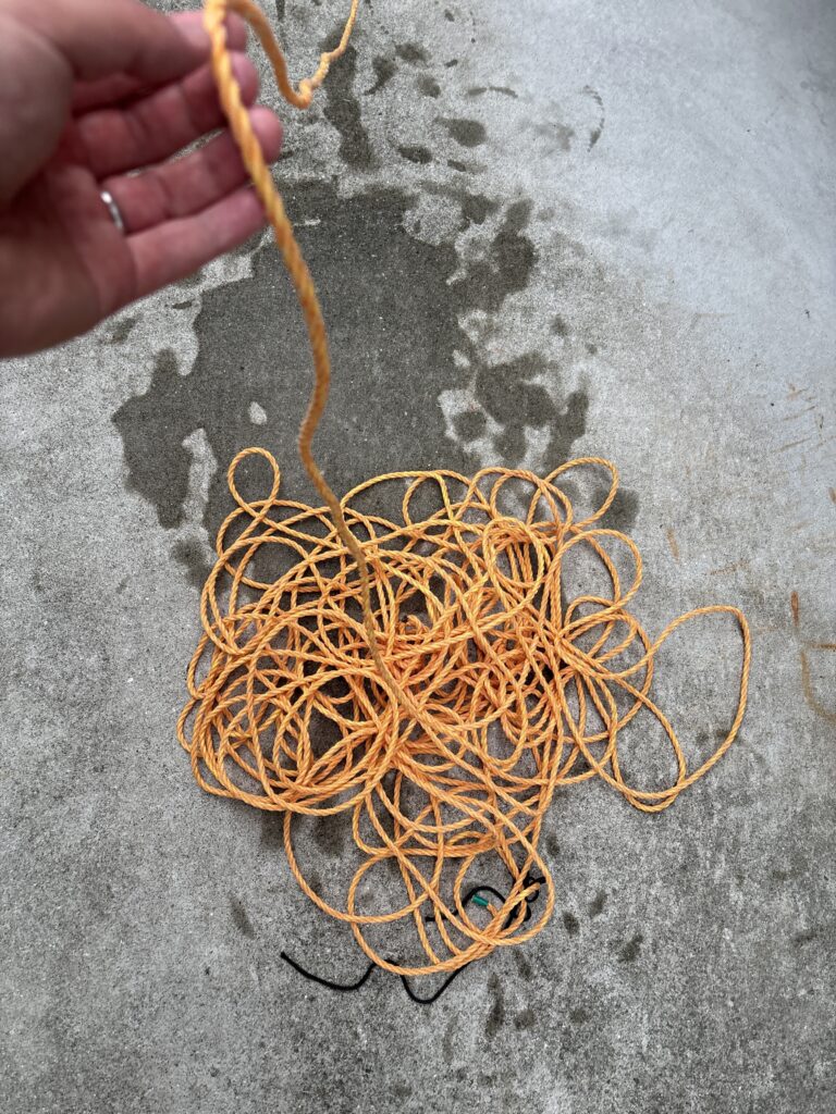 底撒きペットのロープを巻かず、引き上げた順番のまま床に置いた状態。