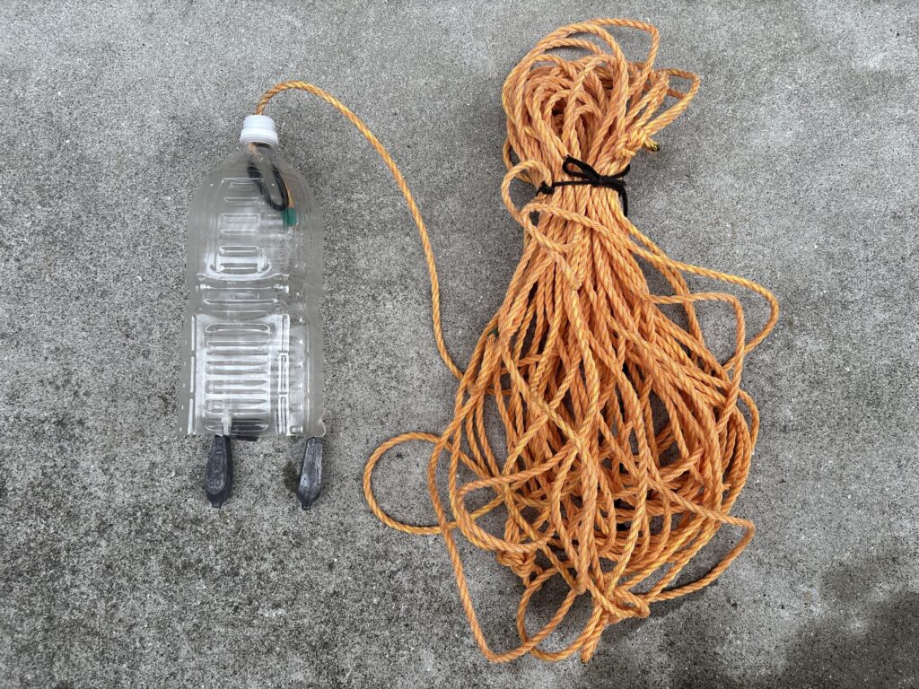 串本カセで使う自作の底撒きペットと約30mロープを横並びにした全体写真。