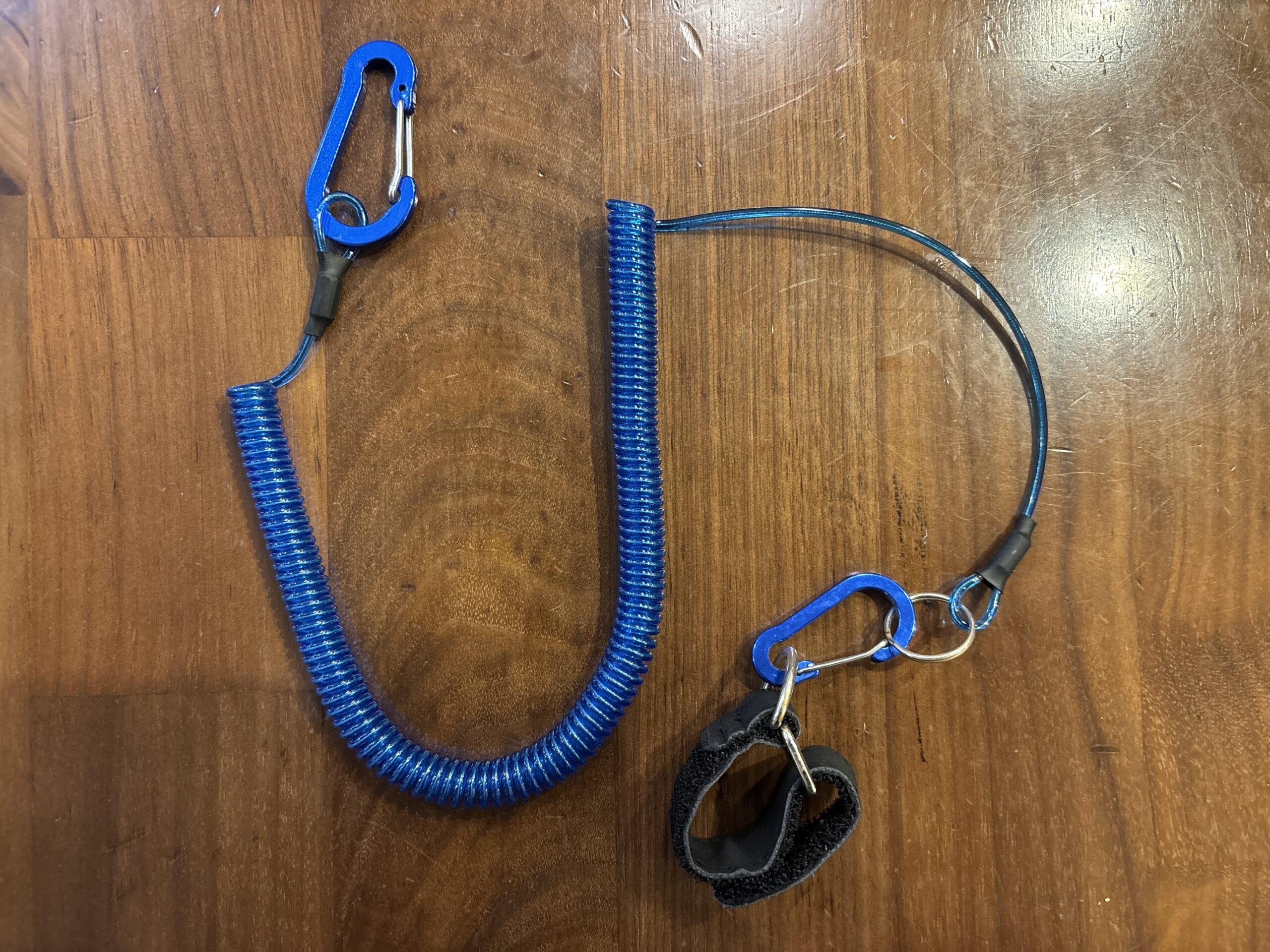 串本カセで実際に使っていた青いスパイラル式の尻手ロープ
