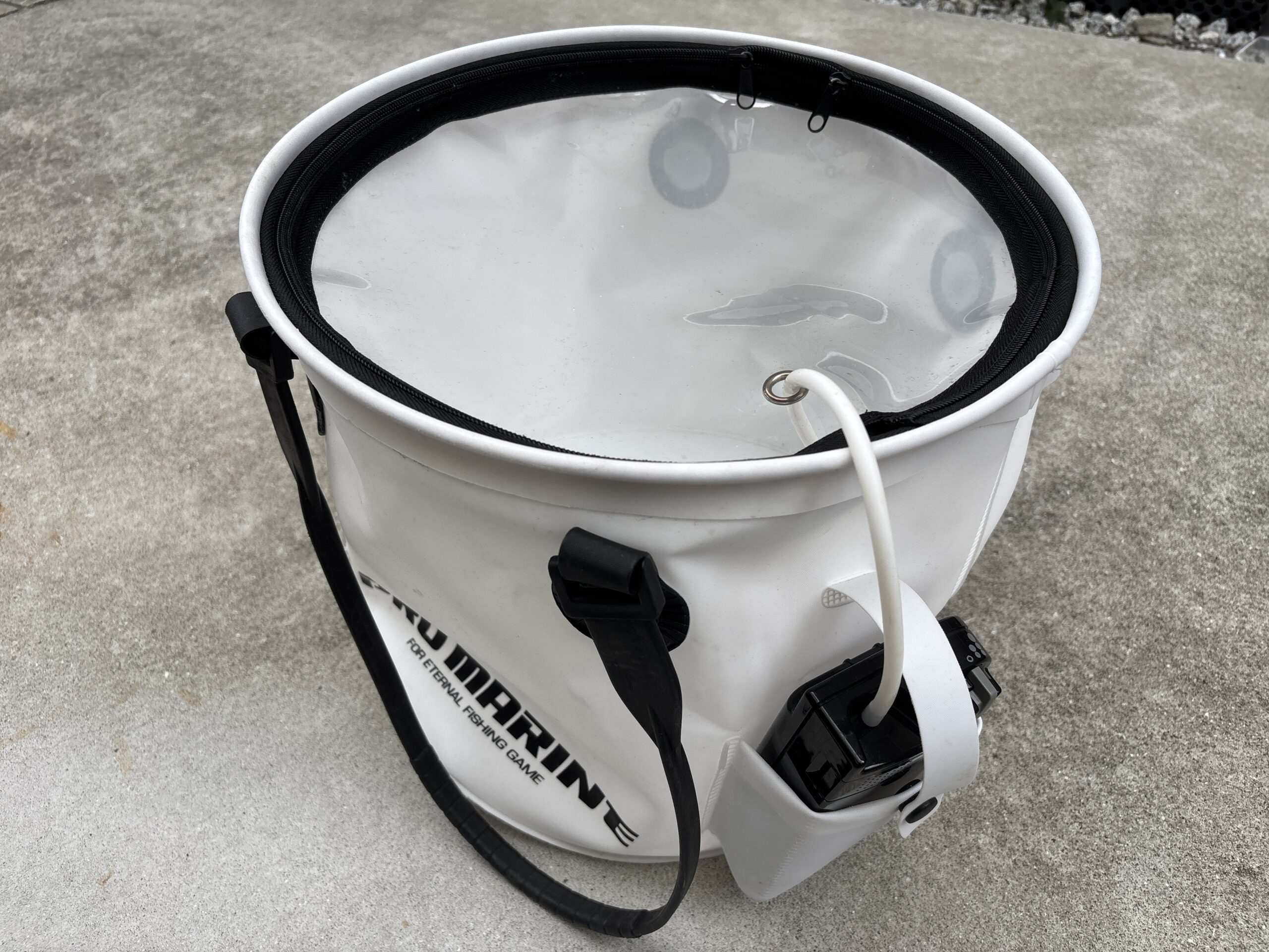 ノマセ釣りで使っている活かしバケツと富士灯器FP-2000をセットした状態