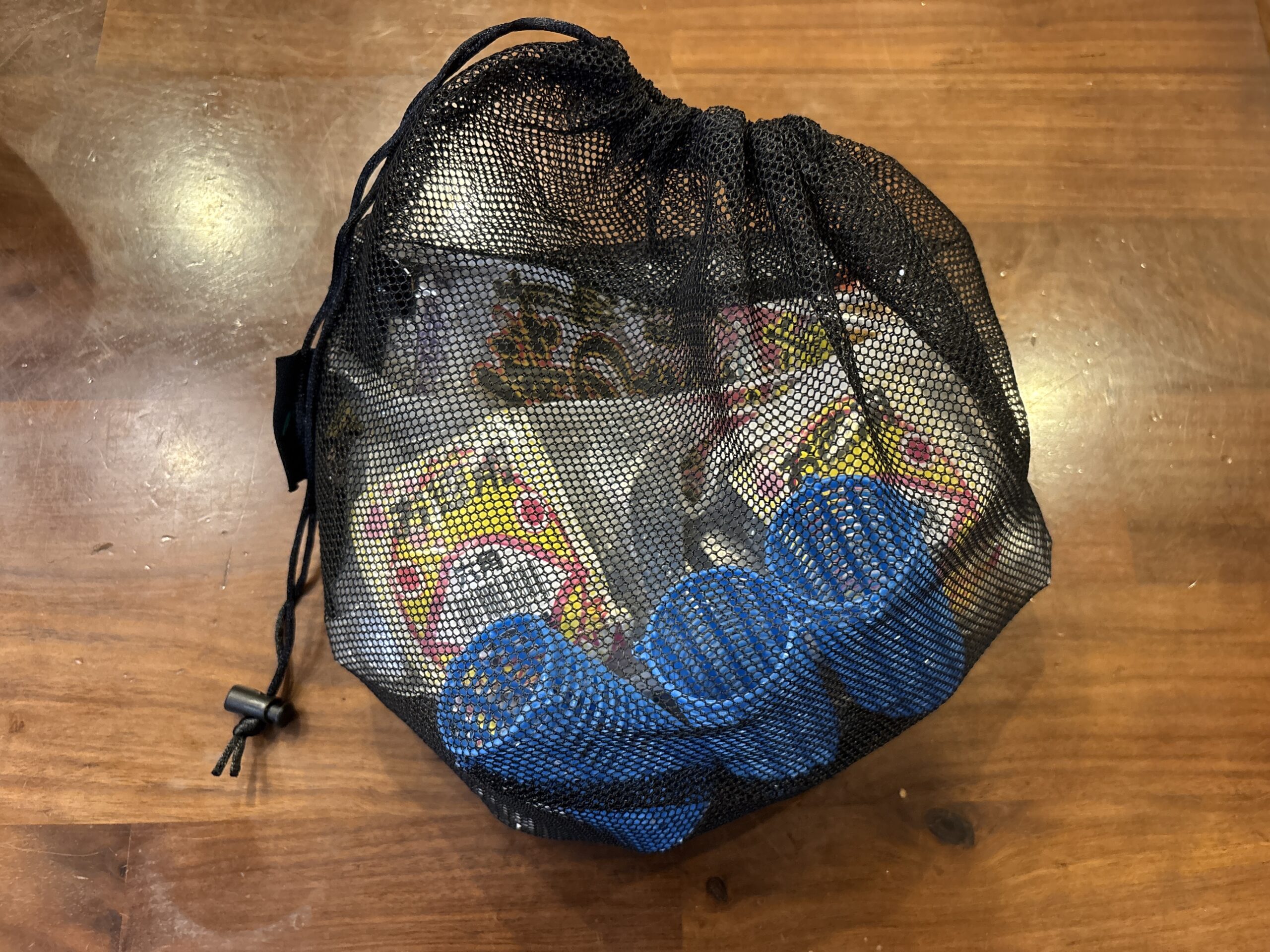 名田屋ノマセ釣行用の70号オモリ、25号どんぶりカゴ、小アジ用サビキ、船ノマセ仕掛けをまとめたメッシュバッグ