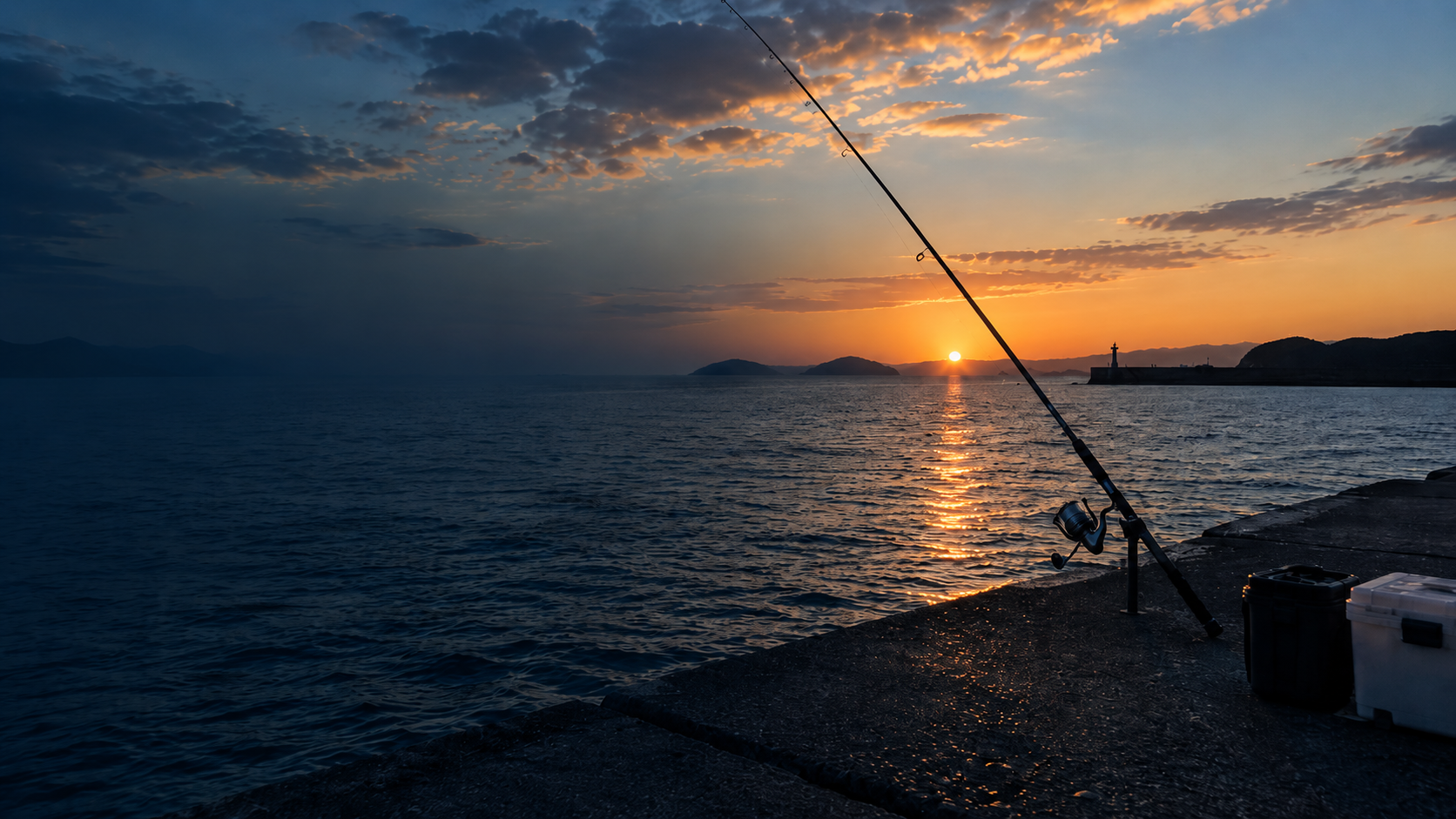 夕暮れの海と釣り竿