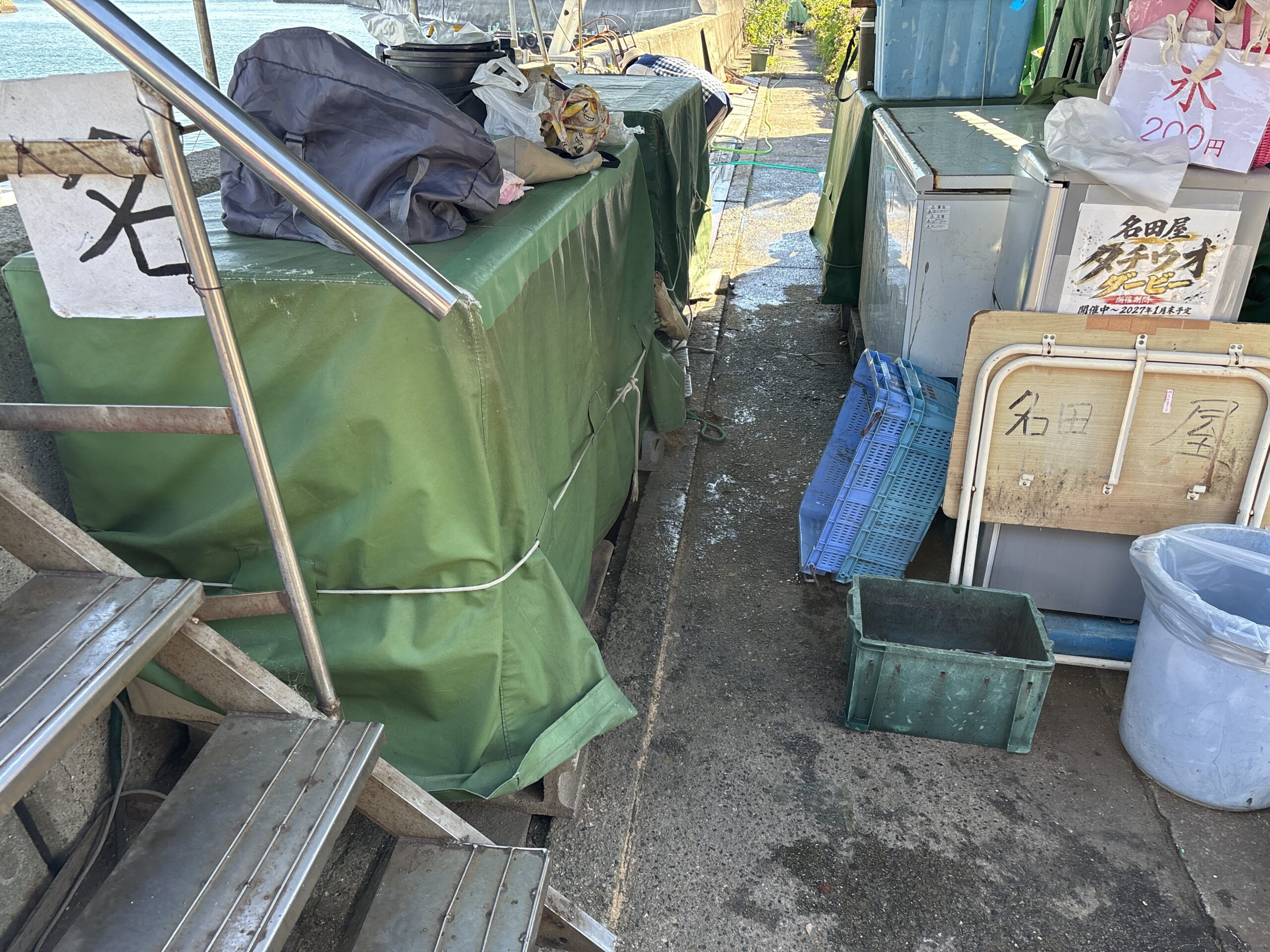 名田屋の係員が名前を呼んで料金を受け取る受付場所