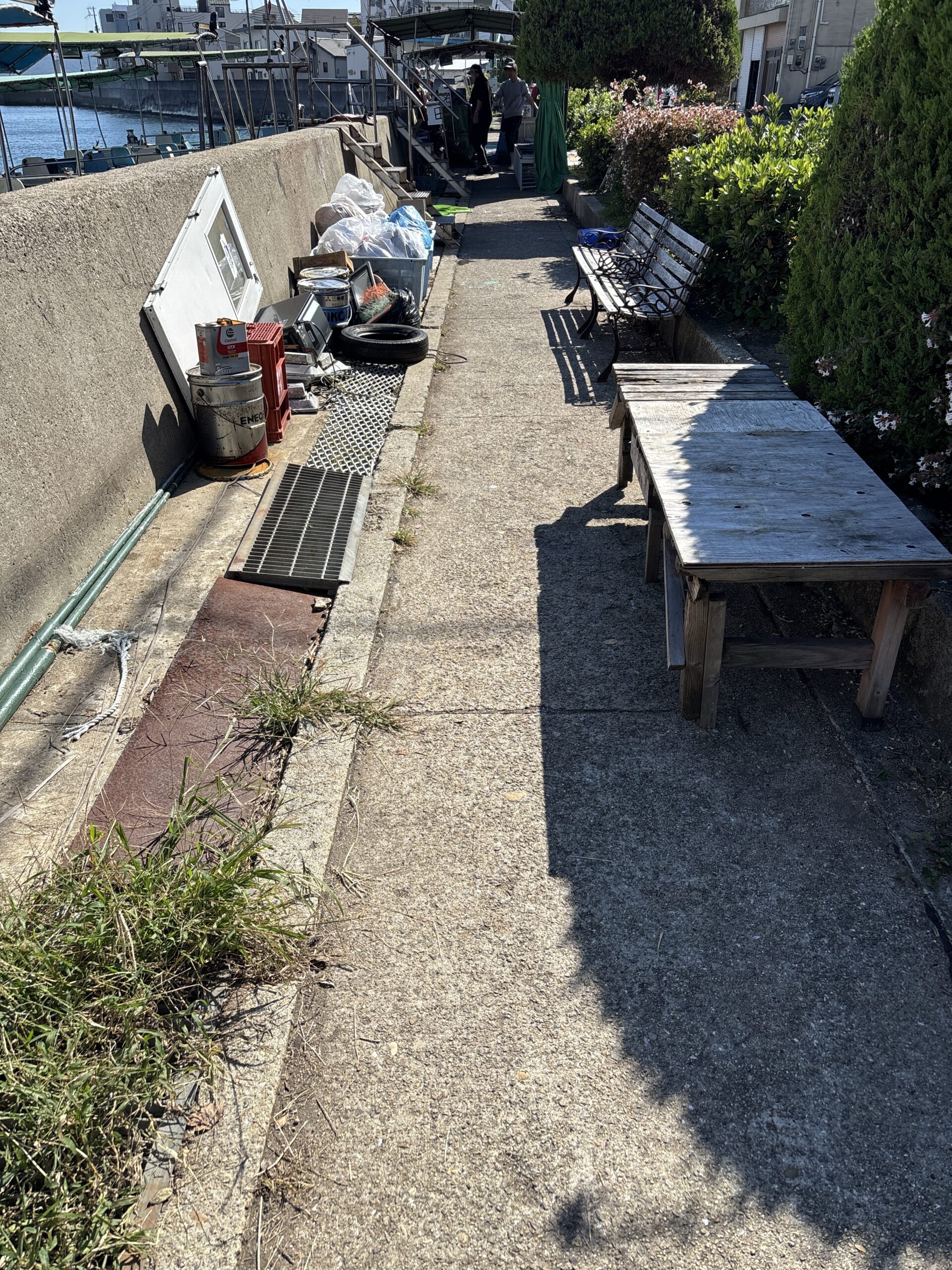 名田屋の船着き場と道路の間にある荷下ろし通路